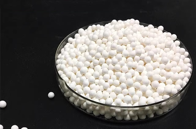What are the main components of activated alumina? Is activated alumina a dangerous product? 