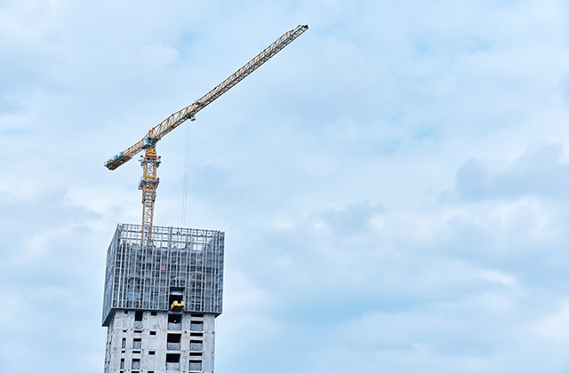 What are the contents of tower crane maintenance records? How often should tower cranes be maintained? 