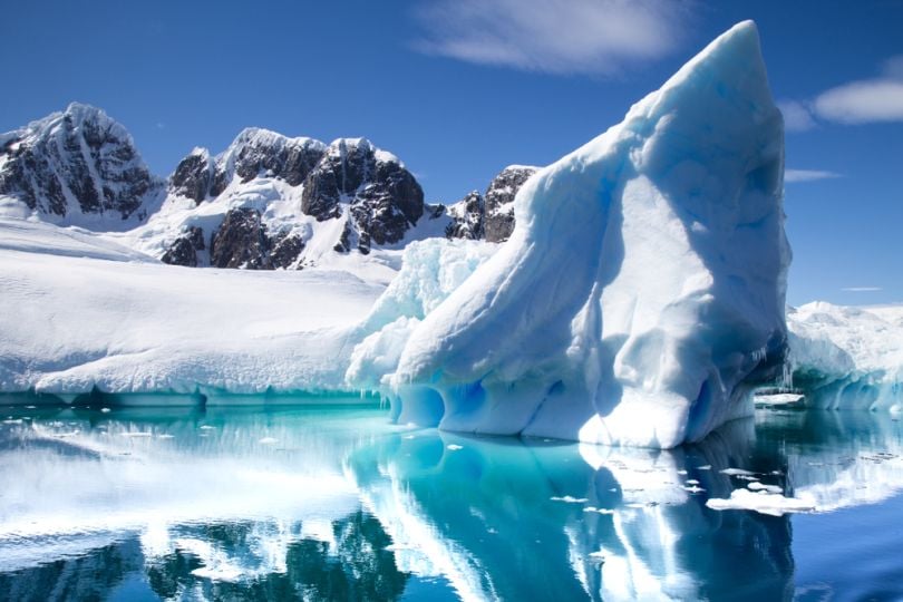 Underwater robots explore Antarctic ice shelf 